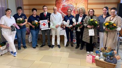 Bild: Kliniken Nordoberpfalz, Michael Reindl/exb
Das Team der Frauenklinik um Chefarzt Dr. Bernd Hornbacher (Fünfter von links), Leitender Oberärztin Dr. Annette Lechler (links) und Breast Care Nurse Bettina Schärtl (Zweite von rechts) freute sich beim MFA-Tag über verschiedene Spenden freuen, die Brustkrebspatientinnen nach der Behandlung helfen sollen.