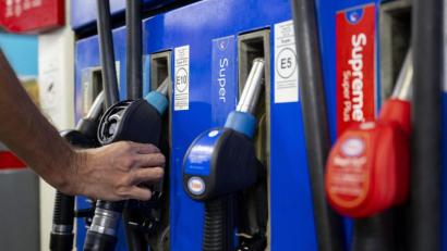 Symbolbild: Lennart Preiss/dpa
Durch die Hilfe eines Zeugen ist die Polizei in Amberg einem Tankbetrüger schnell auf die Spur gekommen.