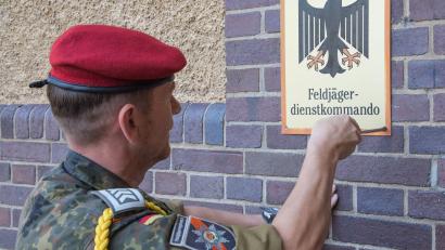 Bild: (hbe)
Als letzte Amtshandlung am alten Dienstort entfernt Oberstabsfeldwebel Werner Hutzler, der Spieß der Kompanie, das Dienstellenemblem vom Kompaniegebäude.