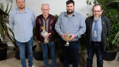 Bild: do
Pokale überreichten Vorsitzender Werner Kennel (rechts) und Stellvertreter Alexander Sporr (links) an Josef Dötterl und Florian Götz (2. und 3. von links).
