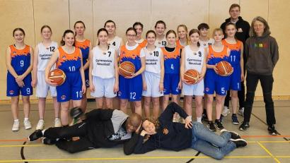 Bild: Barbara Meier/exb
Die Vize-Bezirksmeister M III des Johann-Andreas-Schmeller-Gymnasium (orange-blaue Trikots) mussten mit 17:71 den Sieg der Mannschaft des Gymnasiums Neustadt lassen.