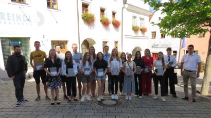 Bild: adj
Bürgermeister Sebastian Dippold (links) und Schulreferent Armin Aichinger (rechts) loben die hervorragenden Leistungen der Mädchen und Buben.