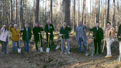 Bild: mma
Im Quellschutzwald bei Urspring wurden in einer Gemeinschaftsaktion klimaresistente Bäume gepflanzt.