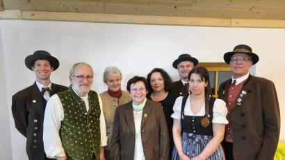 Bild: u
Langjährige Mitglieder der Hirschauer Trachtler werden geehrt (von links): Erster Vorsitzender Michael Meier, Joachim und Elli Friedrich, Zweite Bürgermeisterin Bärbel Birner, Ilona Demleitner, Zweiter Vorsitzender Gaston Lottner, Franziska Auer und Gauvorsitzender Peter Fink.