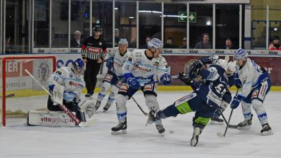 Bild: Gebert
Die Blue Devils besiegten am Sonntag den SC Riessersee mit 6:0. Hier schießt Robert Hechtl (Zweiter von rechts) zum 5:0 ein.