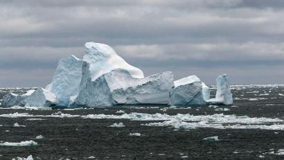 Symbolbild: Liu Shiping/XinHua/dpa
Antarktis: Ein Eisberg, der vom Forschungsschiff «Xue Long» aus fotografiert wurde, schwimmt im Südpolarmeer. Bereits 2006 beschäftigt sich der Oskar-prämierte Klimaschutz-Film "Eine unbequeme Wahrheit" mit dem Klimawandel.