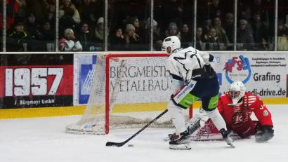 Bild: Christian Kaminsky
Die Blue Devils feierten am Freitag beim EHC Klostersee einen ungefährdeten 9:1-Erfolg. Hier schießt Luca Gläser zum 5:1 ein, EHC-Keeper Dominik Gräubig ist ohne Abwehrchance.