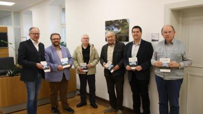 Bild: bjp
Im Kemnather Rathaus stellte Schriftleiter Robert Schön (Dritter von rechts) den neuen Kemnather Heimatboten vor. Von links: Bürgermeister Roman Schäffler sowie die Autoren Hans Walter, Rainer Sollfrank, Arno Stahl und Bernhard Piegsa.