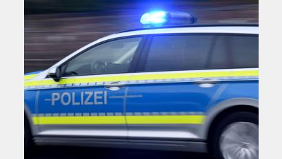 Symbolbild: Carsten Rehder/dpa
Während die Polizei zunächst einen Steinewerfer vermutete, entpuppte sich ein Vorfall aus Weiden doch als einfacher Steinschlag.