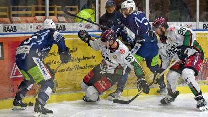 Bild: Gebert
Am vergangenen Sonntag gewannen die Blue Devils Weiden (Tomas Rubes, links, und Luca Gläser, Zweiter von rechts) das Top-Spiel gegen die Starbulls Rosenheim (Maximilian Vollmayer, rechts, und Florian Krumpe) mit 8:2. Am Wochenende trifft der Spitzenreiter der Oberliga Süd auf den EHC Klostersee und den SC Riessersee.