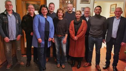 Bild: Tobias Göbl
Einen neuen Vorstand wählt der CSU-Ortsverband Lintach-Pursruck (von links): Tobias Göbl , Bezirksrat Martin Preuß, Frauen-Union-Vorsitzende Barbara Gerl, Vorsitzender Peter Göbl, Mandy Göbl, stellvertretender Vorsitzender Benjamin Weiß, Ramona Beyerlein, stellvertretender Vorsitzender Werner Fruth, Johannes Schwarz und Zweiter Bürgermeister Franz Weiß.