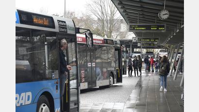 Symbolbild: Petra Hartl
Am Weidener ZOB halten etliche Busse.