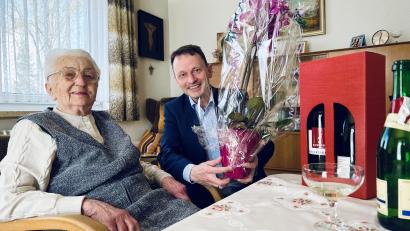 Bild: Stadt Weiden/Christina Geiger/exb
Maria Kincl, die älteste Bürgerin Weidens, bekommt zum 103. Geburtstag Besuch von Oberbürgermeister Jens Meyer