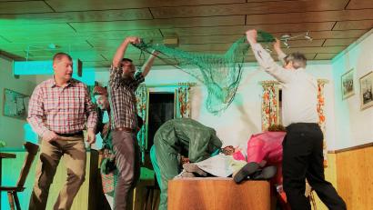 Bild: exb
Opas 75. Geburtstag sorgt für turbulente Szenen auf der Theaterbühne im Gebenbacher Pfarrsaal.