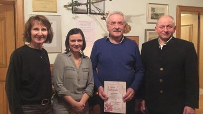 Bild: jow
Der Verein für Gartenbau und Ortsverschönerung (VGO) Lintach zeichnet ein treues Mitglied aus (von links): Zweite Vorsitzende Mandy Göbl, Erste Vorsitzende Melanie Günter, der geehrte Hans Schwarz und Zweiter Bürgermeister Franz Weiß.