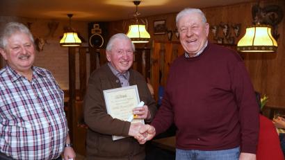 Bild: bkr
Vorsteher Karlheinz Pocker (links) und Dritter Bürgermeister Eberhard Besold (rechts) dankten Konrad Merkl für eine 60-jährige Tätigkeit als Kassier
