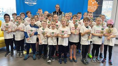 Bild: lst/exb
Stolze Teilnehmerinnen und Teilnehmer: 27 Tennis-Talente aus der Stadt Weiden und aus dem Landkreis Neustadt/WN gingen am Samstag beim TC am Postkeller Weiden um Turnierleiterin Victoria Reis an den Start und ermittelten ihre Kleinfeld-Titelträger 2023. Und alle erhielten Pokale, Urkunden und T-Shirts.