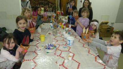 Bild: rn
Mit großer Freude präsentierten die Kinder ihre Osterkunstwerke.