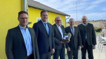Bild: exb
Matthias Götz (links) löst Gerhard Birkner (Mitte) als Geschäftsleiter der Steinwaldgruppe ab. Die Landräte Andreas Meier (rechts) und Roland Grillmeier (Zweiter von rechts) begrüßten außerdem den neuen kaufmännischen Leiter Johannes Schießl (Zweiter von links).