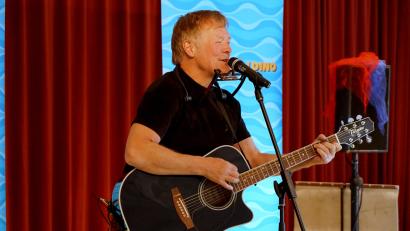 Bild: bkr
Rund 500 Lieder umfasst das Repertoire von Geraldino. Einige davon spielte er im SOS-Kinderdorf.