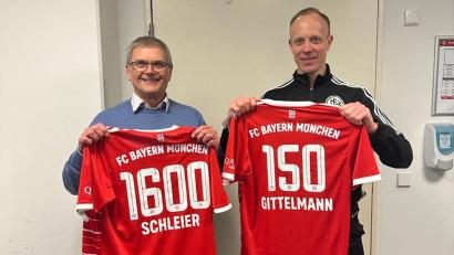 Bild: Tobias Stieler
„Runde Zahlen“ beim Spiel des FC Bayern München gegen den FC Köln: Christian Gittelmann hatte seinen 150. Bundesliga-Einsatz an der Linie, Karl-Heinz Schleier (links) machte seine 1600. Beobachtung.
