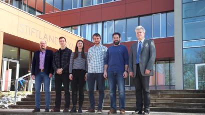 Bild: Stiftland-Gymnasium/exb
Schulleiter Matthias Weiser (rechts) und Personalratsvorsitzender Tobias Lang (links) begrüßten die Neuzugänge (von links) Gabriel-Jonas Jessen, Miriam Wirsing, Dr. Fabian Hofmann und Fabian Schaumberger.