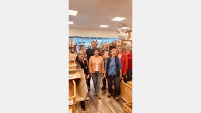 Bild: Philipp Kaufmann/exb
Anita Wüst (von links), Erika Brandl, Philipp Kaufmann, Waltraud Lukas, Herbert Putzer, Petra Troppmann, Heike Lehner und Gunda Hagn bei der Spendenübergabe aus dem Erlös der Weihnachtsaktion der Landfrauen.