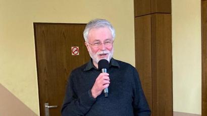 Bild: Stilla Schuller/exb
Referent Pfarrer Edmund Prechtl aus Pressath beim Vortrag in Mitterteich.