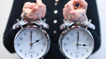 Bild: Helmut Fohringer
Am Wochenende müssen wir wieder an der Uhr drehen - so sie nicht automatisch die Sommerzeit annimmt.