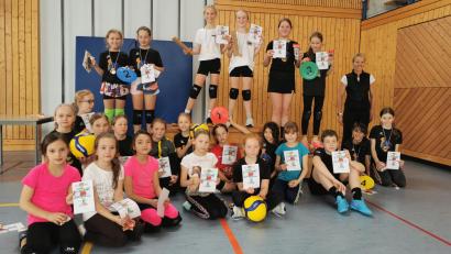 Bild: Elisabeth Lederer
Die Kinder sowie die Sportbeauftragte Susanne Gebhardt (rechts) hatten großen Spaß beim Turnier.