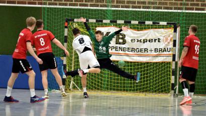 Bild: Hubert Ziegler
Torhüter John Martin vom HC Sulzbach muss sich in dieser Szene mit Simon Bollinger vom ASV Cham auseinandersetzen. Jakob Friese, Jonas Rohrbach und Lukas Lesak (von links) vom HCS sind in der Beobachterrolle.