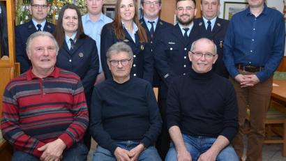 Bild: dob
60 Jahre sind Rudolf Kunze und Alfred Kowal (sitzend, von links) Mitglied der Altenstadter Feuerwehr. Gerhard Pohl (sitzend, rechts) gehört seit 40 Jahren dazu. Vorsitzender Florian Lukas (hintere Reihe, Dritter von rechts) und Kommandant Klaus Rupprecht (Zweiter von rechts) nahmen Beförderungen und Ehrungen vor. Zweiter Bürgermeister Uli Münchmeier (rechts) lobte die Landwirte, die bei den Flächenbränden mustergültig unterstützten.