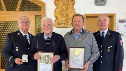 Bild: J. Wiche /exb
Seltene Ehrungen bei der Feuerwehr Unterlind: Vorsitzender Winfried Prokisch (links) und sein Stellvertreter Walter Ehlich (rechts) dankten Alex Schinner und Johann Nickl (von links) für jahrzehntelange Verbundenheit.