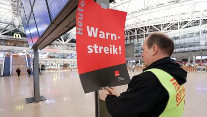 Bild: Bodo Marks/dpa
Die Gewerkschaft Verdi und die Eisenbahn- und Verkehrsgewerkschaft (EVG) haben für heute zu einem bundesweiten Warnstreik im Verkehr aufgerufen.