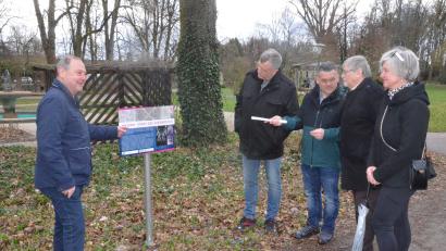 Bild: Kunz
Hermann Stadler (links) eröffnet den Gemeinwohlwanderweg, der im Max-Reger-Park startet.