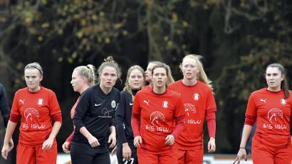 Archivbild: Hubert Ziegler
Die Spielerinnen des TSV Theuern (rote Trikots) starteten mit einem Unentschieden beim FC Stern München aus der Winterpause.