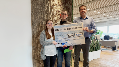 Bild: IEM Fördertechnik/exb
Kassenwartin Anna Kohl und der ehemalige Schriftführer Sebastian Kopp bei der Spendenübergabe durch Ralf Zander, Geschäftsführer der IEM Fördertechnik GmbH (von links).