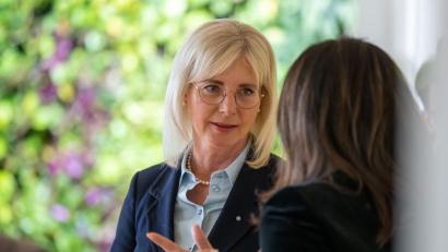 Bild: Peter Kneffel/dpa
Ulrike Scharf (l), (CSU) Staatsministerin für Familie, Arbeit und Soziales, spricht.