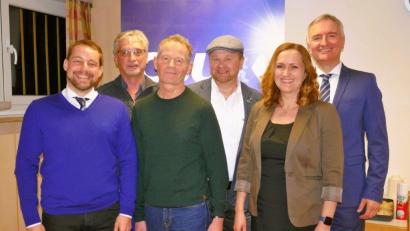 Bild: Dieter Stein/exb
CSU-Fraktionsvorsitzender Matthias Schöberl, Stellvertreter Reinhard Orywol, der scheidende Ortsvorsitzende Michael Schittko, der neue Ortsvorsitzende Dieter Stein, Stellvertreterin Tatjana Herman und Landtagsabgeordneter Harald Schwartz (von links) bei den Wahlen zum Ortsvorstand der CSU Bergsteig/Milchhof.