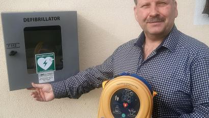 Bild: ld
Zwei neue Defibrillatoren wurden in der Gemeinde Brand installiert. Den am Rathaus hält Bürgermeister Bernhard Schindler in der Hand.