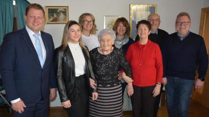 Bild: jr
Ihren 95. Geburtstag feierte am Dienstag Anna Krämer (Mitte). Es gratulierten unter anderem Enkelin Hanna (Zweite von links), die Töchter Christiane (Dritte von links), Maria (Dritte von rechts) und Ursula sowie Gerhard Greim (rechts), Stadtpfarrer Anton Witt (Zweiter von rechts) und Bürgermeister Stefan Grillmeier.