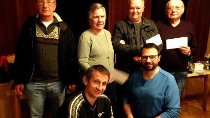 Bild: R. Kreuzer
Die Gewinner des Preisschafkopfs (von links): Michael Meier, Heidi Strobl, Thomas Michl, Günther Neumann. Vorne Rudi Straka und Vorsitzender Markus Pschierer.