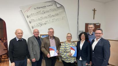 Bild: Musikverein Waldsassen/exb
Treue Musiker der Stadtkapelle Waldsassen zeichneten Musikbund-Bezirksvorsitzender Gerhard Engel und Kreisvorsitzende Christine Ullrich aus. Von links Zweiter Bürgermeister Karlheinz Hoyer, Gerhard Engel, Franz Bartl und Claudia Hart, Christine Ullrich sowie Siegfried Schiml und Vorsitzender Peter Erl