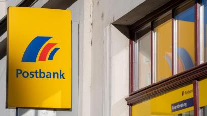 Bild: Monika Skolimowska/dpa-Zentralbild/dpa
Ein Schild mit dem Logo der Postbank an der Fassade einer Bankfiliale in Brandenburg an der Havel.