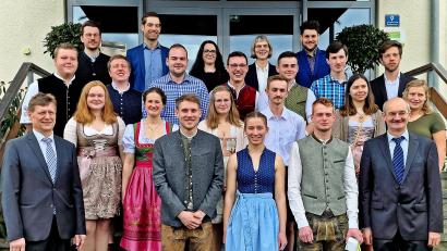 Bild: R. Kreuzer
Die Absolventen mit ihren Lehrern. In der ersten Reihe die drei besten Abschlussschüler: Daniel Schübel, Theresa Bäumler und Thomas Bach (von links).