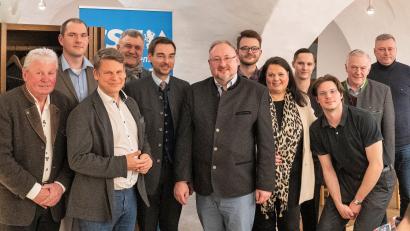 Bild: Nachtigall/exb
Der neue Vorsitzende Dietmar Auer (Mitte) führt die CSU Stadtmitte. Benjamin Zeitler (Dritter von links) und Eva Nitsche stehen ihm mit der Vorstandschaft zur Seite.