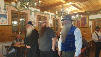 Bild: Ostbayerischer Bartclub/exb
Die drei Sieger der Kategorie Vollbart lang (von links): Udo Bläß, Julian Schuppe und Willi Preuß.