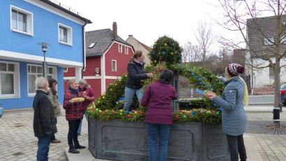 Bild: hme
"Viele Hände - schnelles Ende" das gilt auch beim Schmücken eines Osterbrunnens, wie hier in Kohlberg