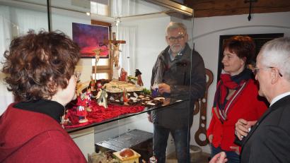 Bild: krb
Stadtpfarrer Josef Häring, Zweite Bürgermeisterin Tanja Kippes und Kulturreferent Max Peter (von rechts) waren von der Osterausstellung begeistert. Ursula Wiechert, Neustädter Museumsleiterin (links) hat in unzähligen Stunden die einzelnen Darstellungen aufgebaut.