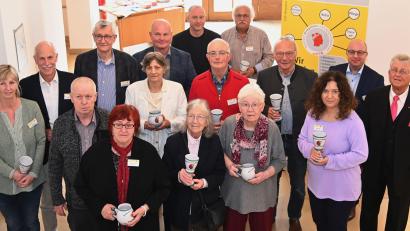 Bild: gf
Für Armin Nentwig sind das „Pioniere der Neurorehabilitation“, die es verdient haben, geehrt zu werden. Rechts im Bild Armin Nentwig, der Bundesvorsitzende des Verbands „Schädel-Hirnpatienten in Not e.V.